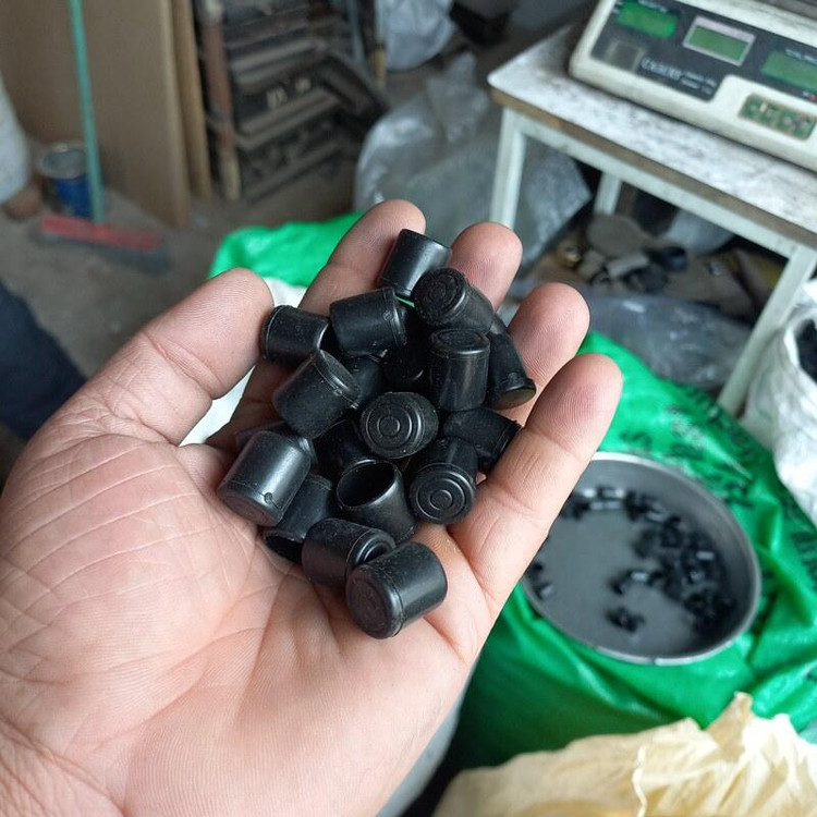 درپوش پلاستیک آبچکان و لوله ها سایز 13 میلیمتر از چنس پلاستیک نرم بسته ده عددی