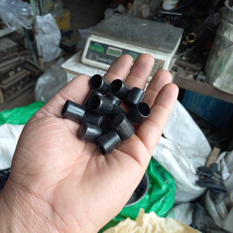 درپوش پلاستیک آبچکان و لوله ها سایز 13 میلیمتر از چنس پلاستیک نرم بسته ده عددی