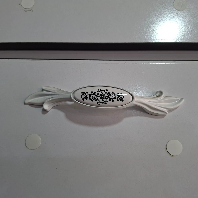 دستگیره گل دار سرامیکی فاصله دو پیچ 96 میلی متر بسته تک عددی مناسب کابینت کمد